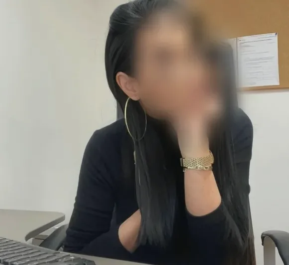 Mia, 24